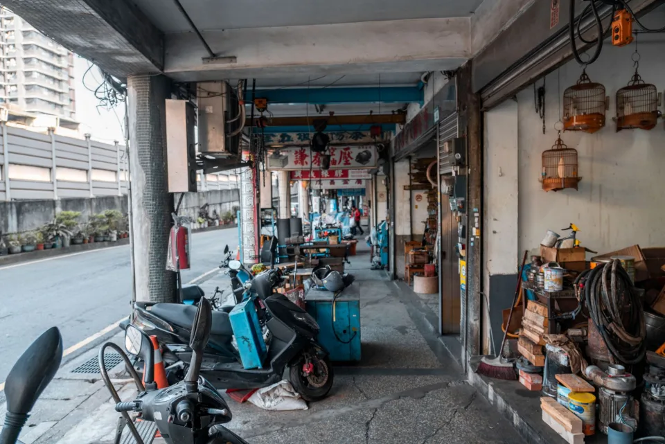 Thợ đang thay nhớt